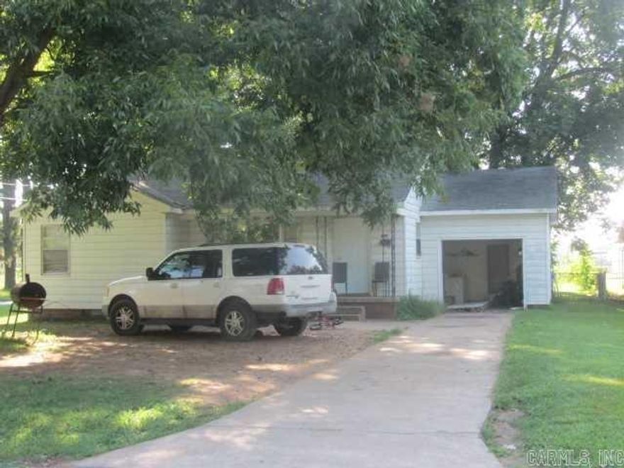 Attention investors! Are you looking to add more properties for your portfolio? This 3 bedroom 1 bath is currently tenant occupied and ready for a new owner. (Agents see remarks for full details and other associated MLS bundle options)