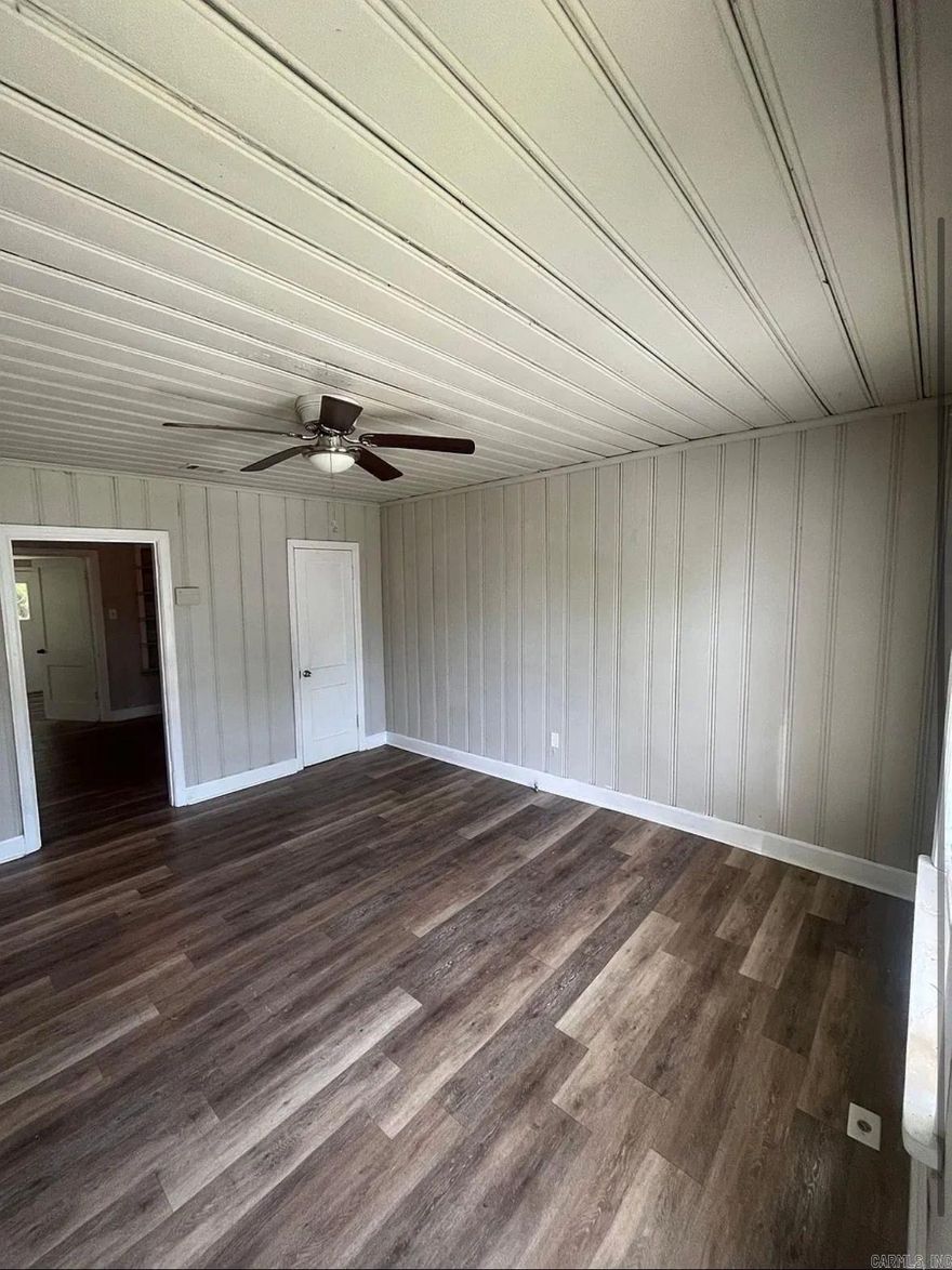 Duplex with 2 bed 1 bath on one side and 1 bed 1 bath on the other! Both sides currently rented. Cash flowing investment!