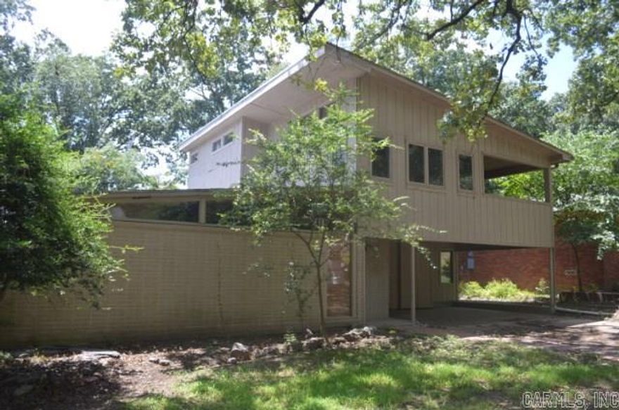 INVESTOR OPPORTUNITY! LOTS OF POTENTIAL! THIS 3 BR 3 BA HOME COULD BE YOURS TODAY! HUGE MASTER BEDROOM WITH PRIVATE BALCONY AND OFFICE! GIVE US A CALL TODAY!