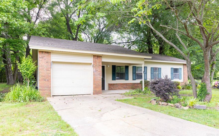 Great one level, single family home, located on a cul de sac with a large yard. Home was renovated a few years ago and has lvp flooring, stainless steel appliances, and a newer roof! Great home for a family or an investment property!
