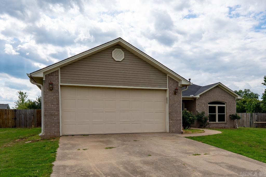 FANTASTIC 3 BED 2 BATH HOME. THIS HOME FEATURES FRESH PAINT, LVT, STAINLESS APPLIANCES, AND MUCH MORE. SUPER CLEAN AND MOVE IN READY