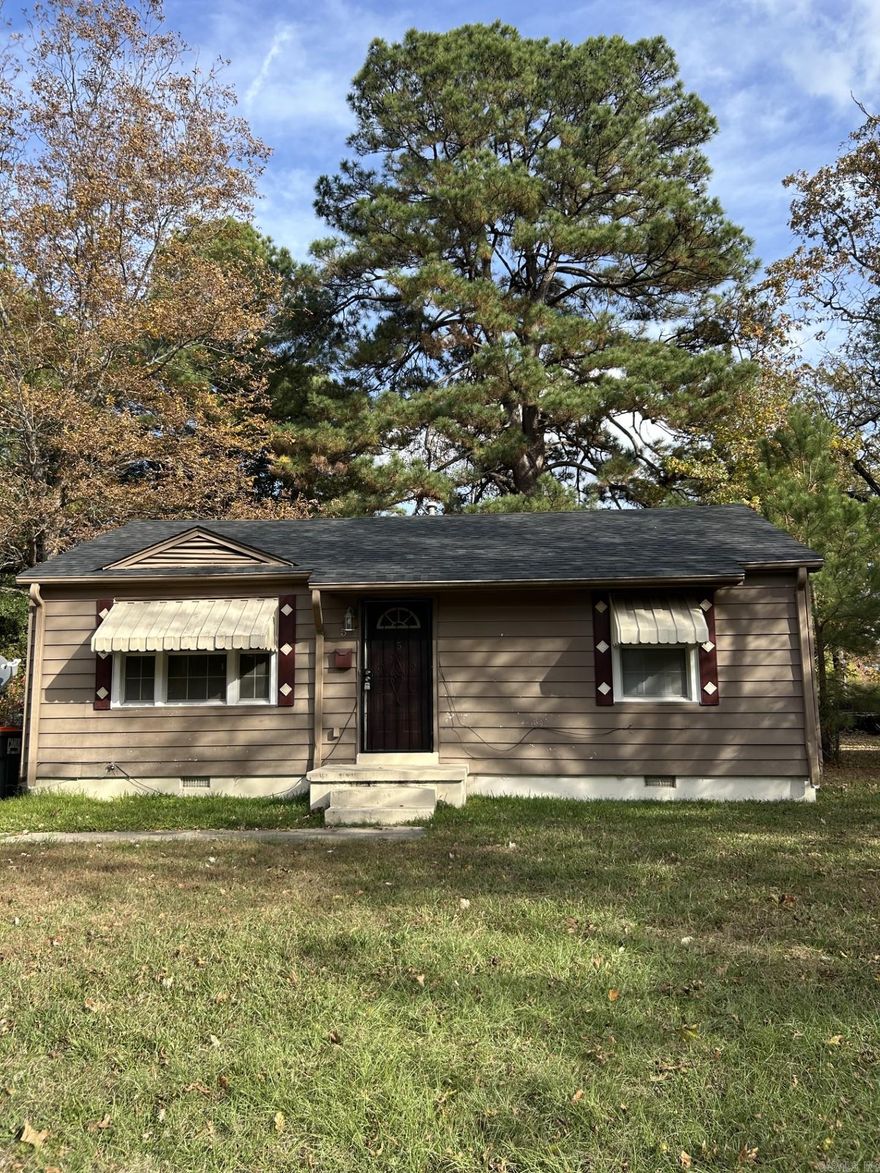 Great Investment Property!!! Don't miss out on this great home with 2 BR and 1 Bath.  Den, Kitchen has gas stove and nice laundry room. Large backyard and new roof!! This is a great opportunity for investors!