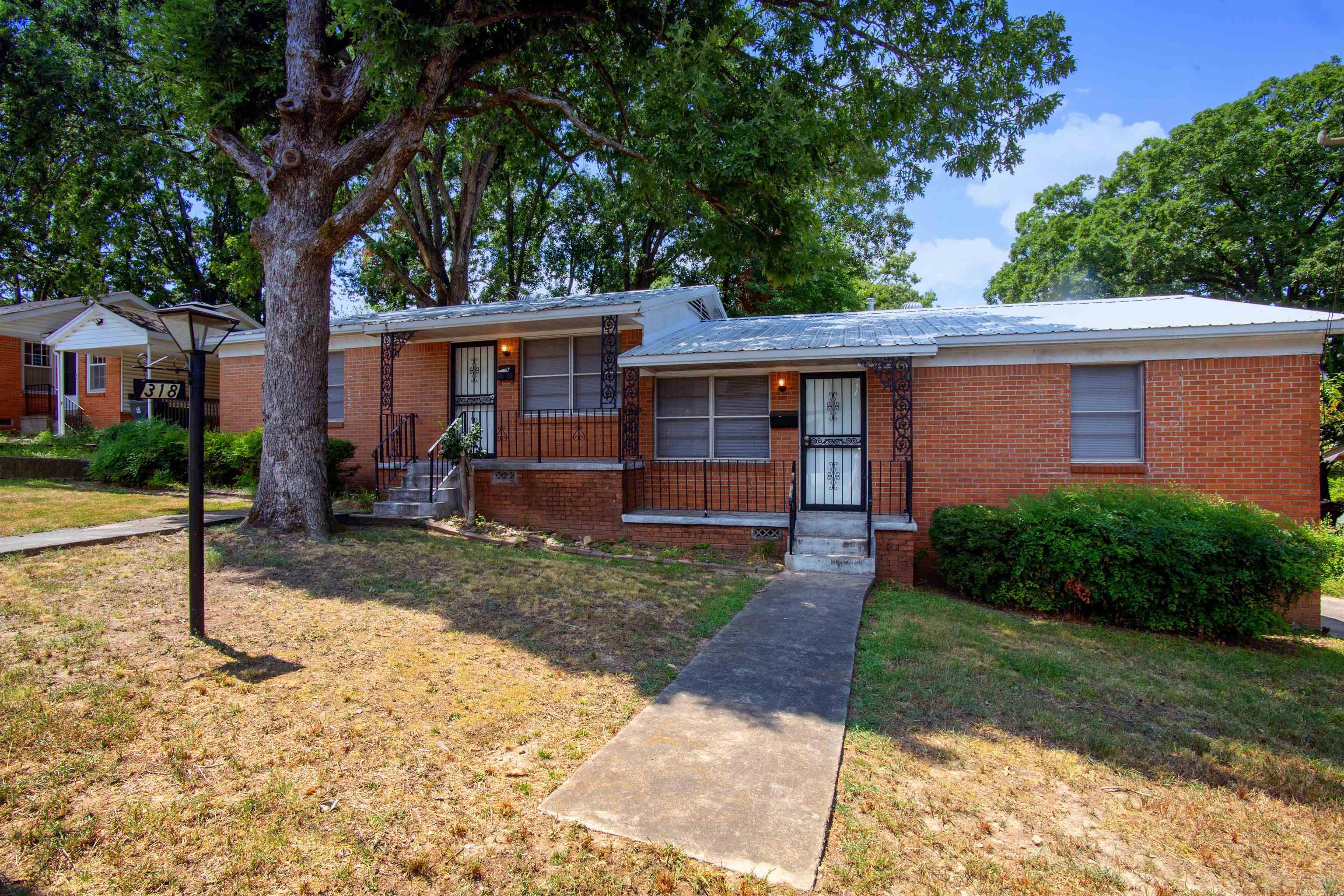 Cozy 2BD/1BA duplex in Little Rock that is waiting for you to call home. Hardwood flooring throughout. Back yard area perfect for anyone with kids or pets. Close to shopping, dining, and much more! There is a 25 lbs. weight limit for pets unless they are registered service animals. This property is managed by Hoffman Team so beware of scammers - we will never ask you to Cashapp us money. The lease for this property is for 18 months to 2 years with a 3% increase after the first year. Income must be 3x the amount of rent. Deposit, first monthās rent, and the $50 administration fee due before move in. This property does not accept section 8.