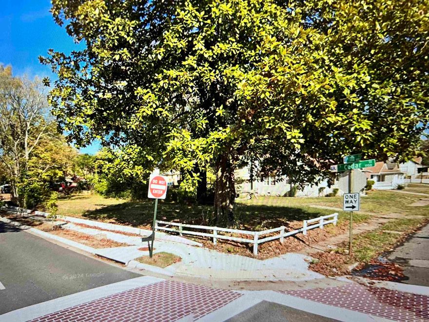 This lot sits on a corner close to freeway, hospitals, LR police substation, public transportation, shopping and more.  Lot is ready to build a nice home for investment or primary residence.