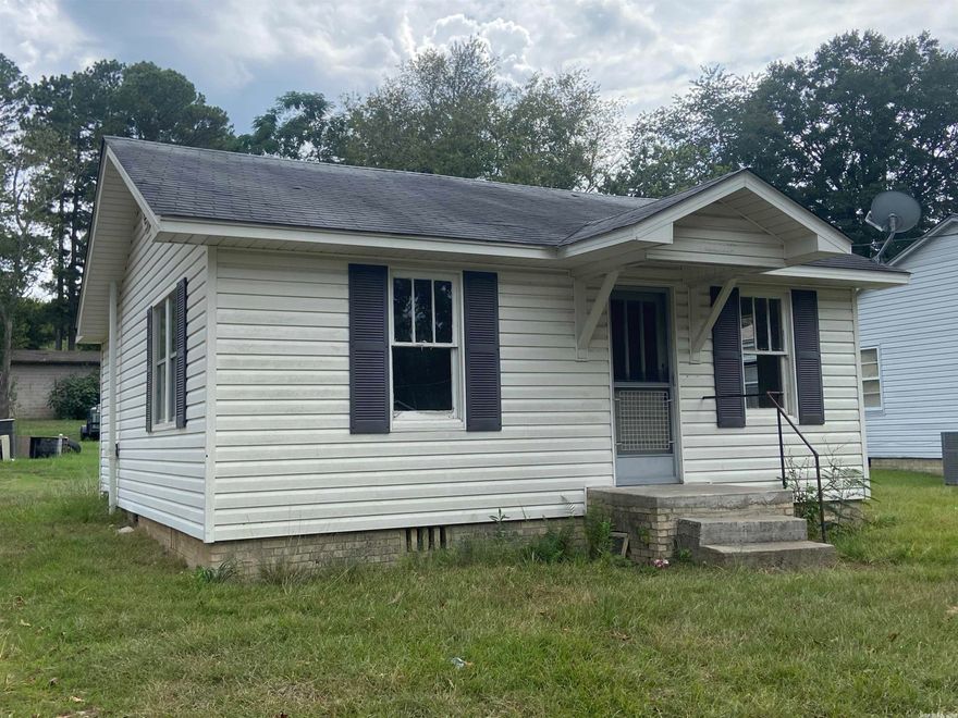 Charming little 1 bedroom, 1 bath home sitting on 3 city lots.  Perfect for a single person or use it as an investment.