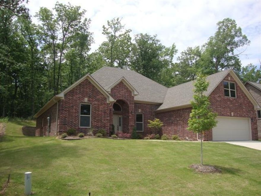 New construction in NORTHSHORES of Hurricane Lakes Estates*Privacy here*4 or 5 bdrms*2.5 baths*1-level has flexible floor plan with bonus upstairs*Soaring ceilings,heavy molding,hardwoods,tile,granite,custom cabinets,etc*1-yr builder warranty*This house ready for your buyer's punch list!