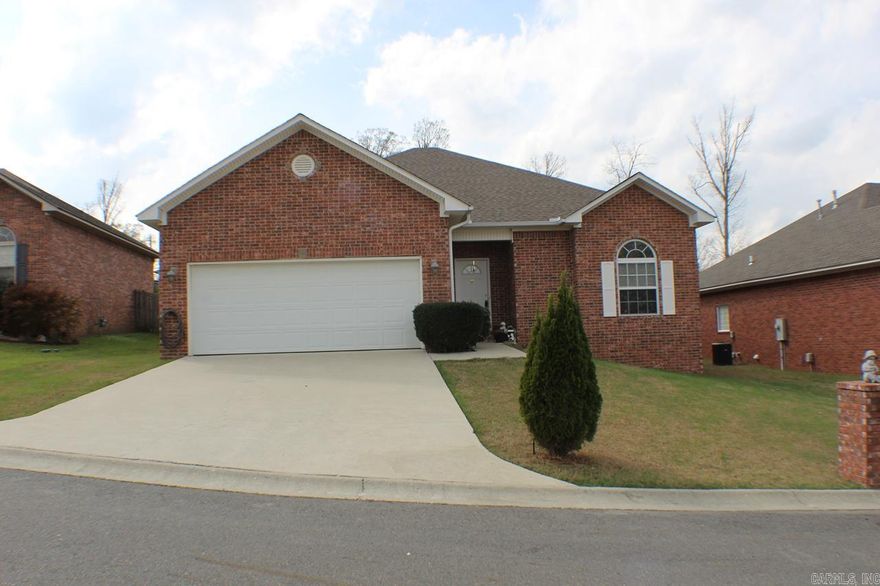 9' ceilings throughout one level, all brick home in cul de sac.  Open floor plan.  Tiled entry leads to large family room and eat-in kitchen. King size master bedroom.  Large floored attic for storage or finish it out for bonus.  Covered back porch and privacy fence.  Lovely home! See showing remarks.