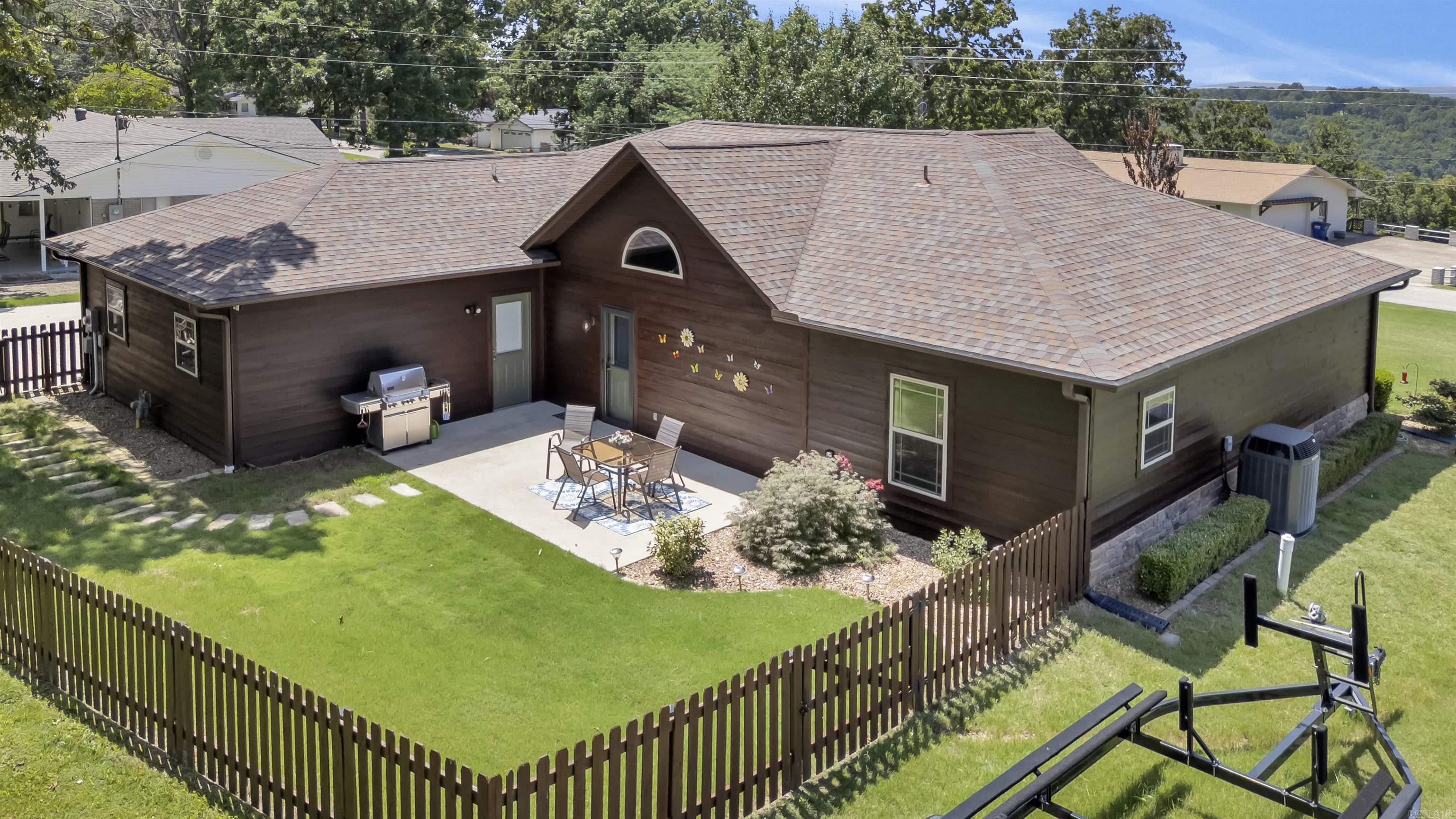 LAKESIDE TERRACE - Residential