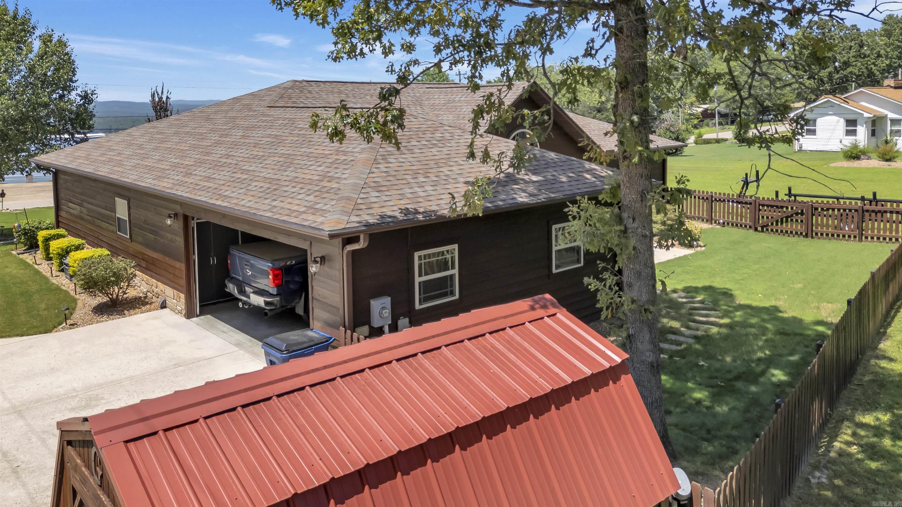 LAKESIDE TERRACE - Residential