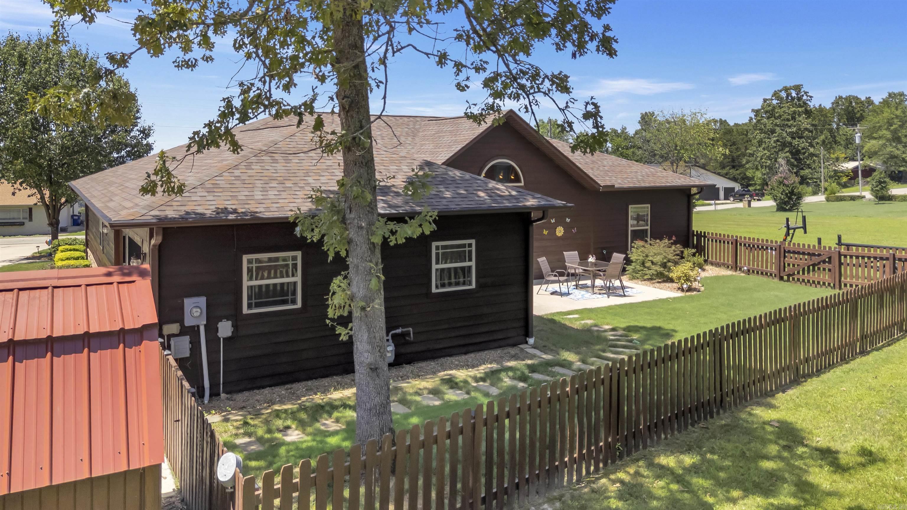 LAKESIDE TERRACE - Residential