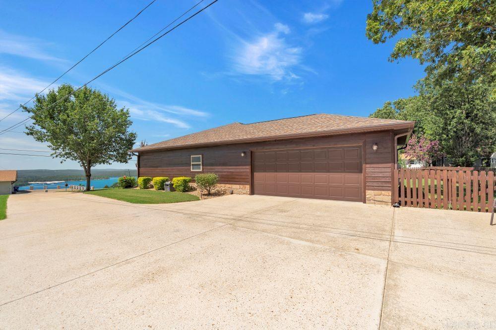 LAKESIDE TERRACE - Residential