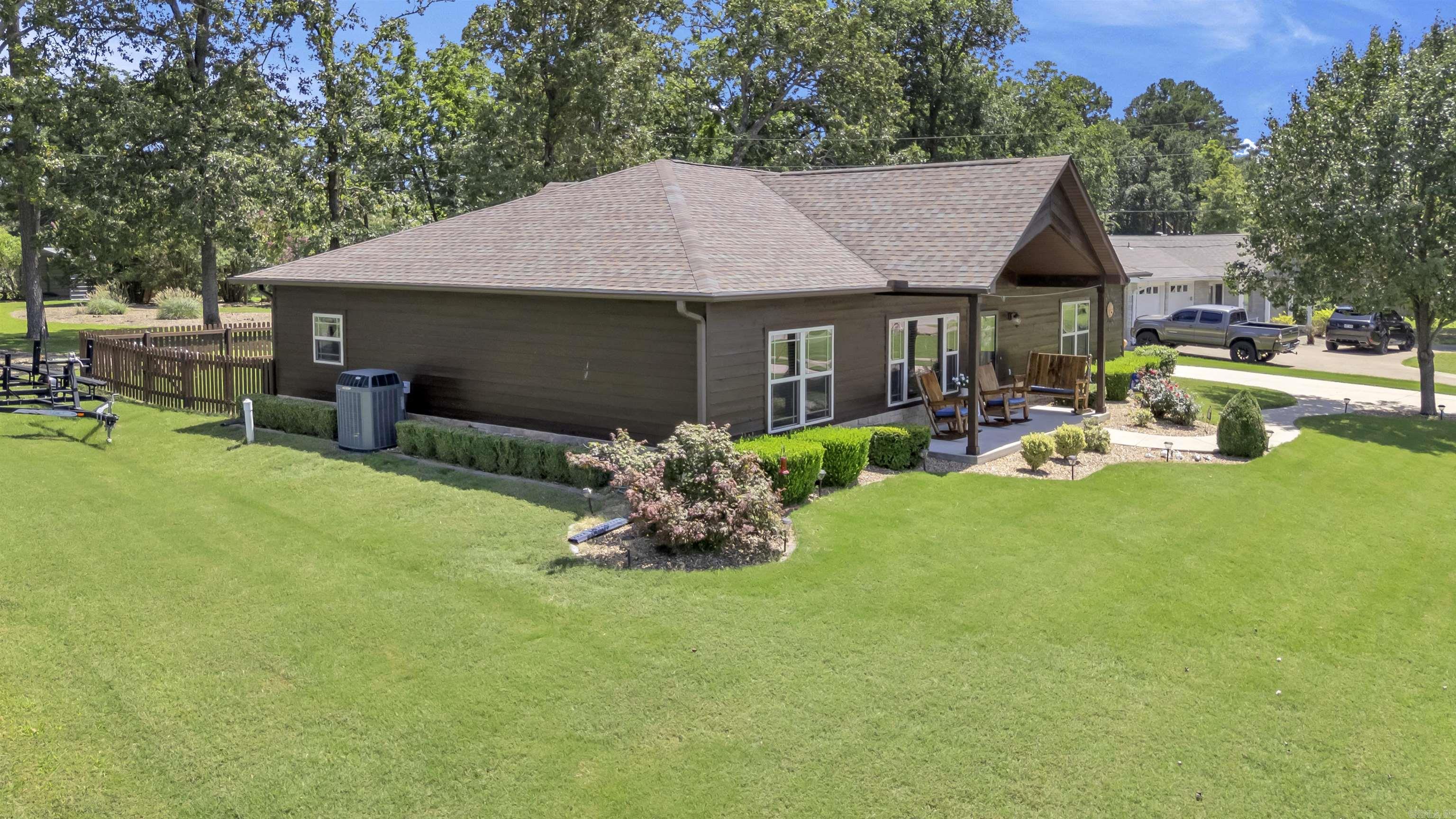 LAKESIDE TERRACE - Residential