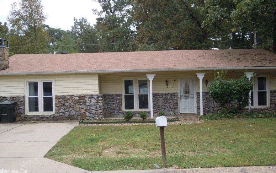 Property is included in HomeSteps First Look Initiative, which will expire on 2/8/2015. No investor offers will be reviewed at this time. This property needs some work. Could make a good investment property. Property sold as is.