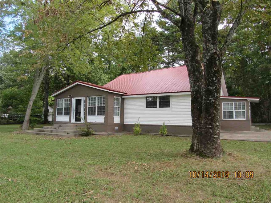 Well maintained older home, 4 spacious bedrooms, large family room and adjoining sunroom, oversized eat-in kitchen with abundance of cabinets, detached storage building, close to Paradise Landing and Lake Conway.