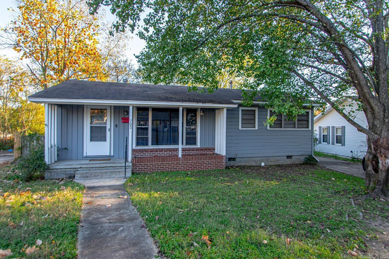 Charming 3-bedroom, 1-bath home featuring classic original hardwood floors and a beautifully remodeled bathroom. Located just minutes from Benton schools, this property boasts a spacious fenced backyard perfect for outdoor living. Whether youāre looking for a great investment opportunity or the ideal first home, this one checks all the boxes!