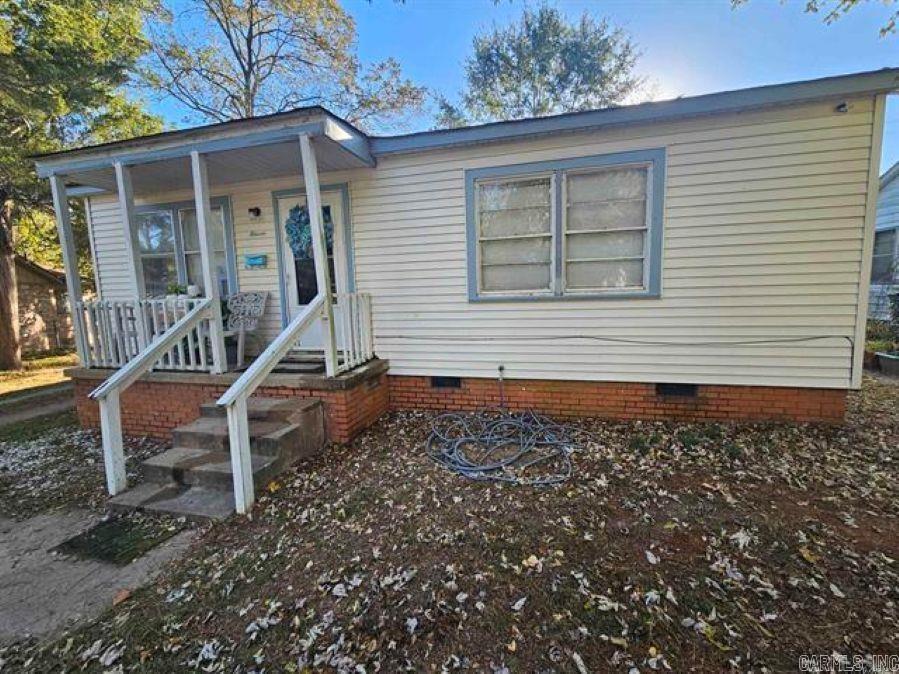 Check out this 3 bedroom 2 bathroom home! Prefect for a first-time buyer or to add to your rental portfolio. Tenant occupied and will need 24hr notice for showings. Agents see remarks