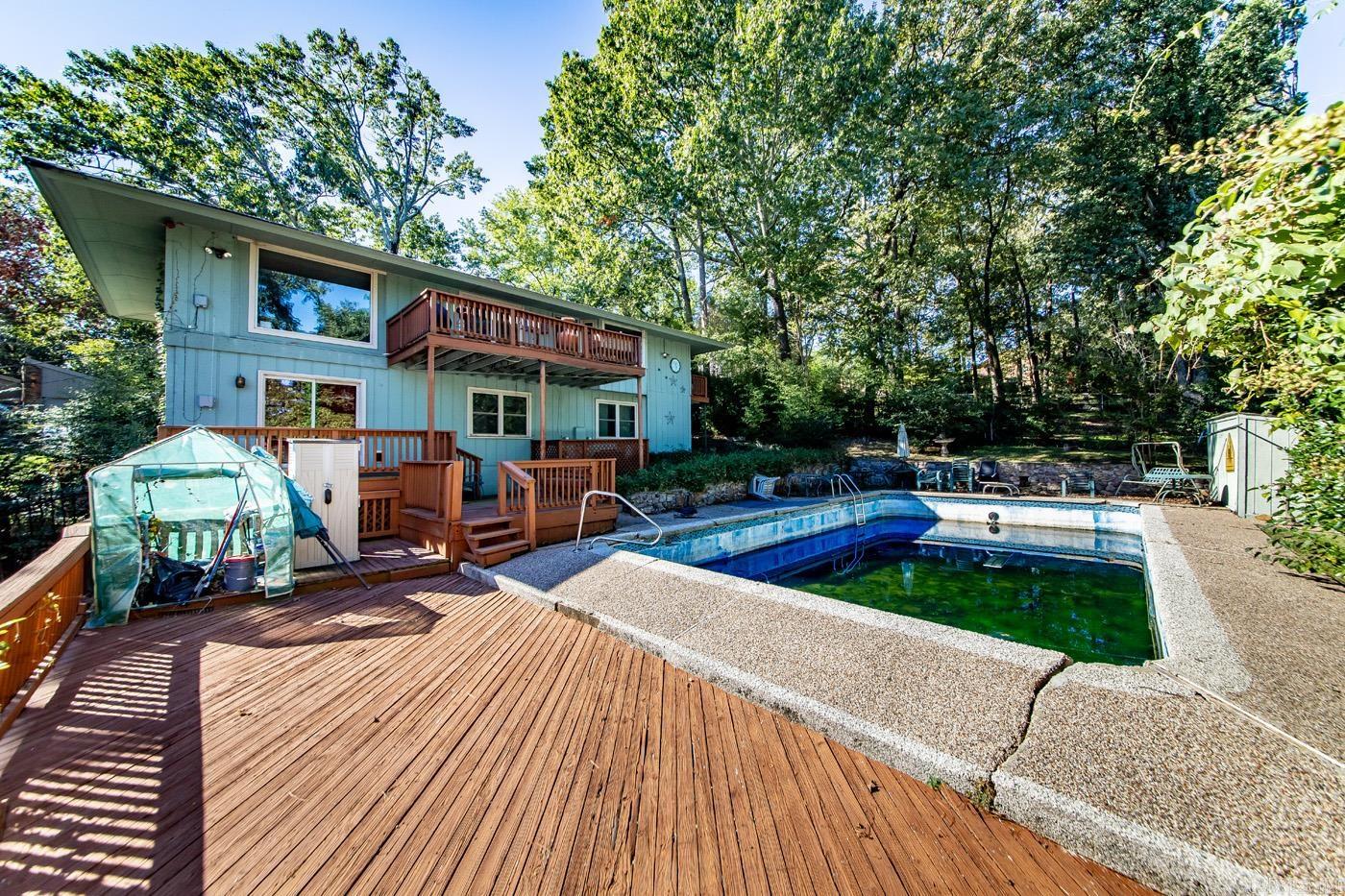 LEAWOOD MANOR - Residential