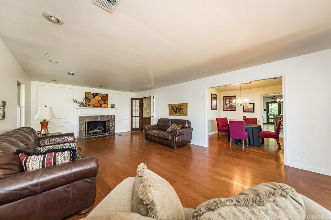 LEAWOOD MANOR - Residential