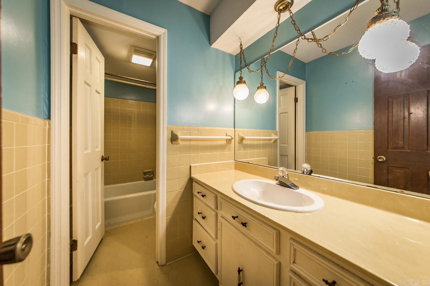 LEAWOOD MANOR - Residential