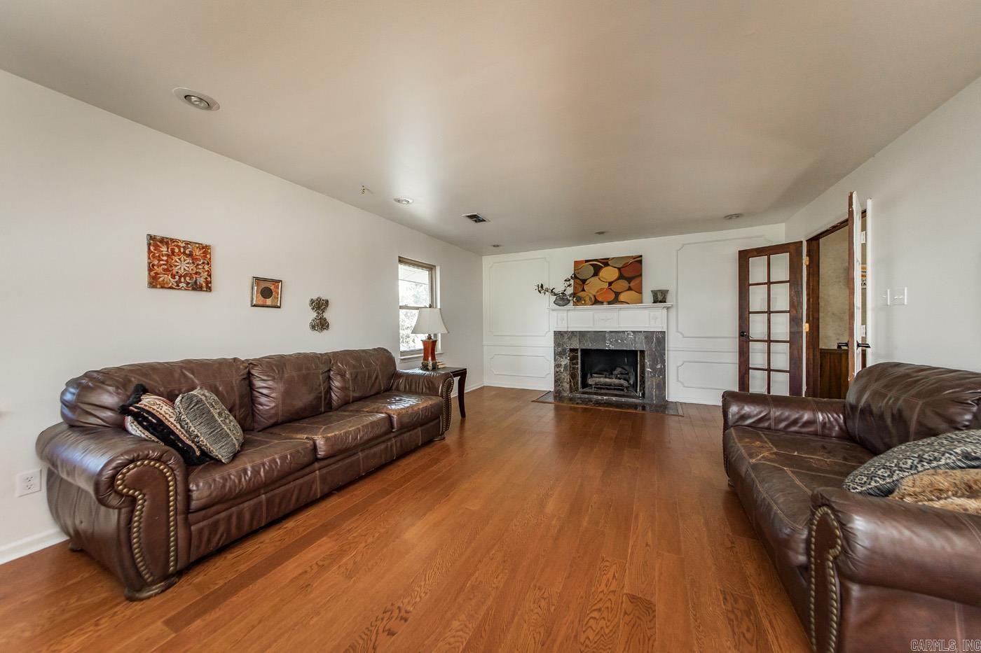 LEAWOOD MANOR - Residential