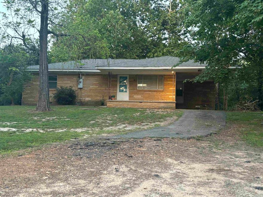 3bdrm 1 full bath home, across street from Greers Ferry Lake, All tile floors, 1 car carport, fenced back yard, large laundry room with washer & dryer hookups 1year lease required must fill out application and pay application fee, 1month deposit plus first months rent required, No Pets allowed! Electric, water, trash not provided! to fill out application go to https://apply.link/3VXvIB2 you will be required to pay a $49.99 application fee!