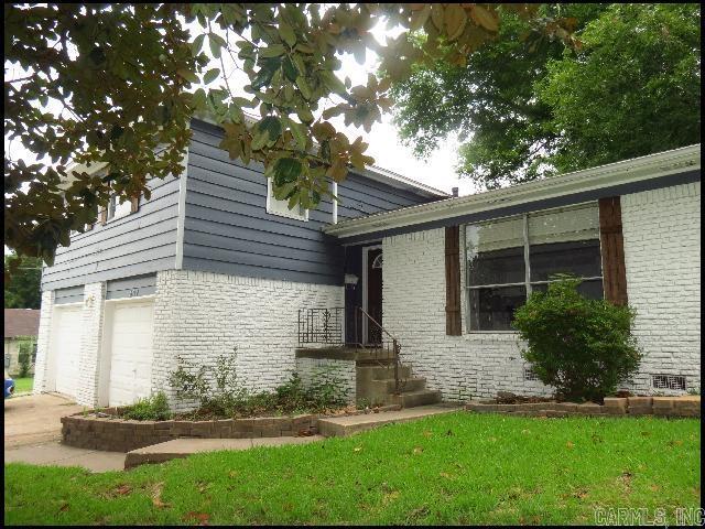 *SALINE COUNTY* BEAUTIFUL HOME IN BENTON!! This Split Level 3 Bedroom And 2 Bath Home Is Located In The Heart Of Growing Downtown Benton! Original Hardwood Floors! Over 1700 Sqft! Large BONUS Room Downstairs With Full Bath And Patio Access! Fully Fenced Back Yard! 2 Car Garage For Parking! PET FRIENDLY!! AVAILABLE MID NOVEMBER 2025!!!<a href='https://raineyrealty.com/virtualtour.php?r=wUqkNf'> Click here for a 360° Virtual Tour</a>