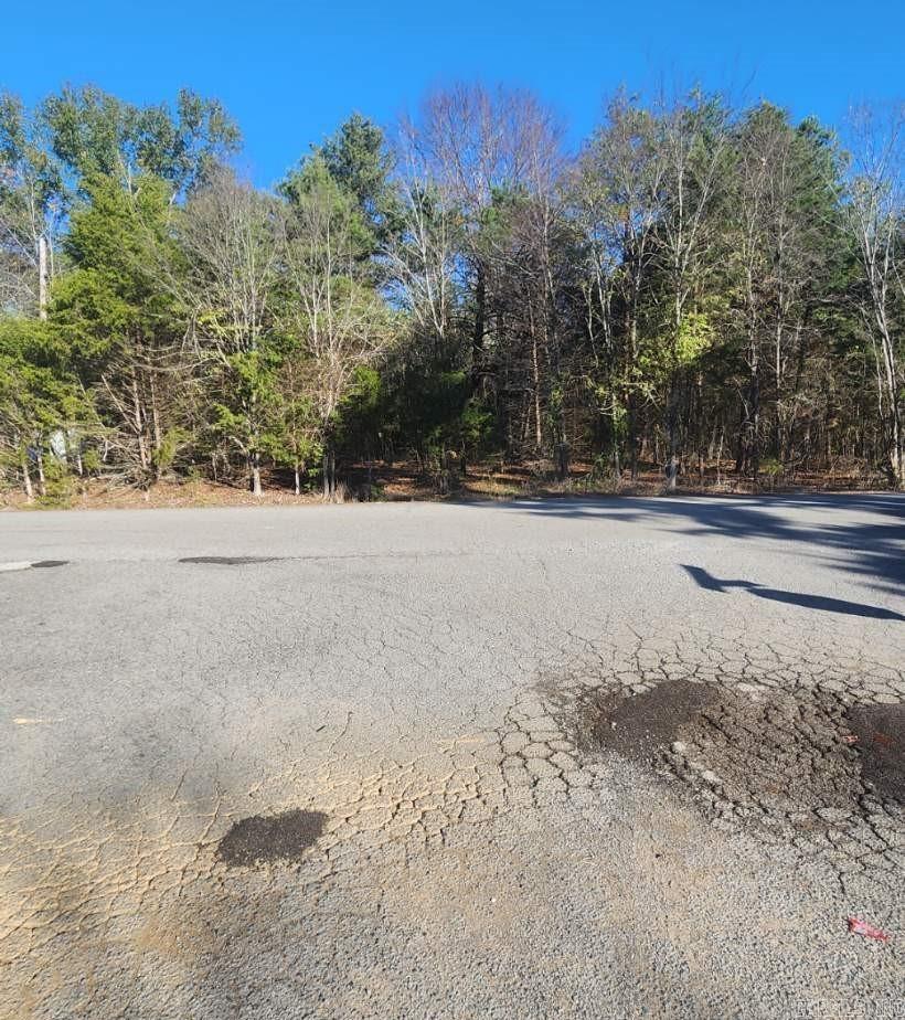 3.38 acres prime location on Wells Road in the city limits of Greenbrier, Arkansas. City Water, City Sewer and paved city street fronts on Wells road. Great for a small subdivision. Walk to Greenbrier schools.