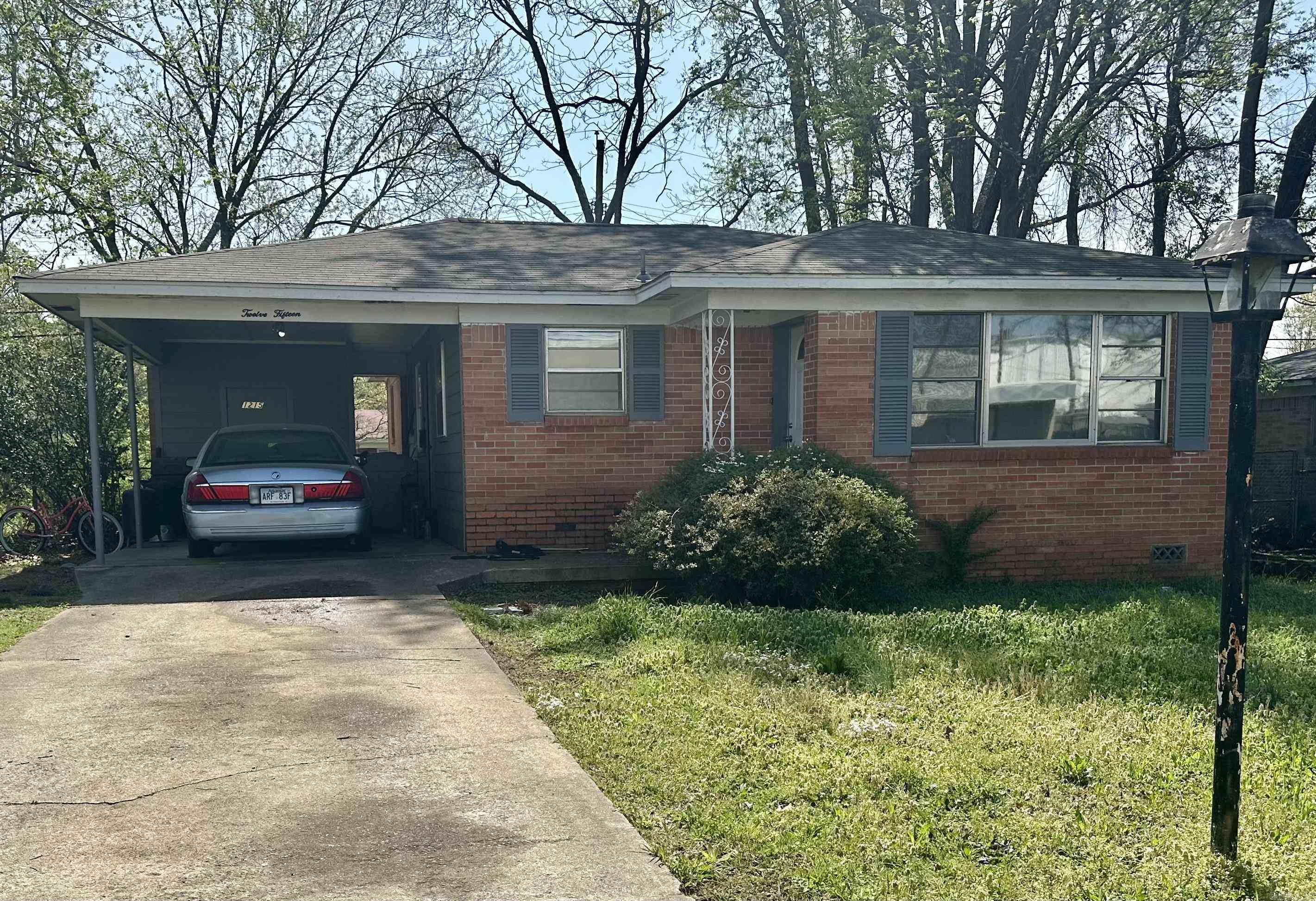 Great rental OR your new home! 3 bed 1 bath. Close to food, shopping, interstate.