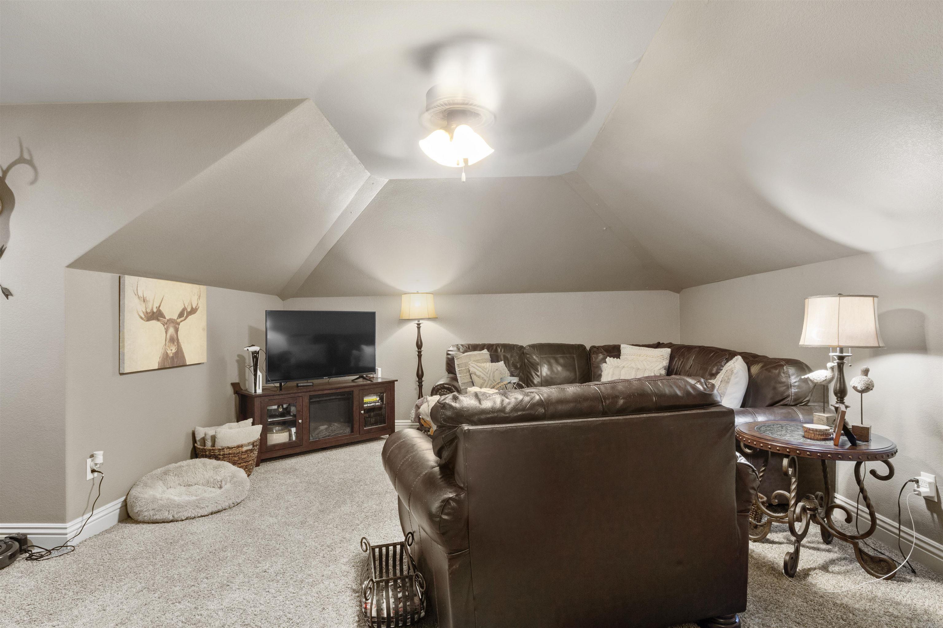 COUNTRY CLUB OF ARK THE - Residential