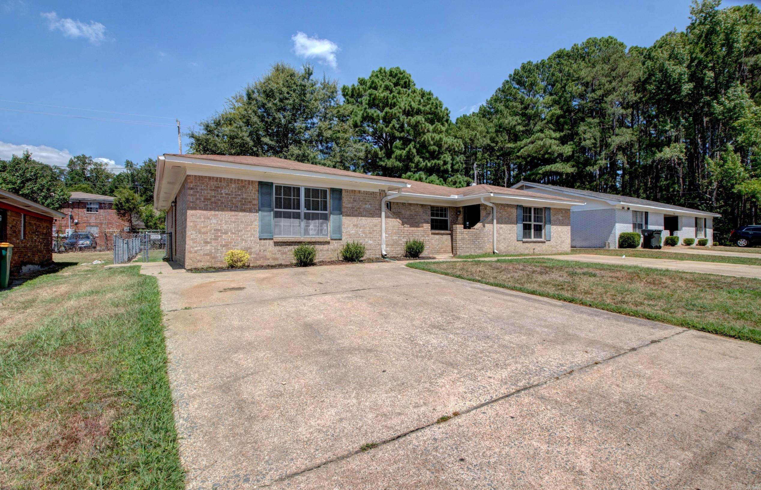 This fully remodeled duplex is move-in ready and waiting for its next owner. Both sides are currently vacant, giving you complete flexibility to live in one unit while renting out the other, or lease both for immediate income potential. Each unit has been thoughtfully updated with modern finishes, fresh paint, and stylish touches, creating a clean, low-maintenance investment. With separate entrances and utilities, privacy is built-in, making it the perfect setup for long-term tenants or short-term rentals. Whether youāre a first-time investor looking to house hack or an experienced landlord ready to add a cash-flowing property to your portfolio, this duplex checks all the boxes!