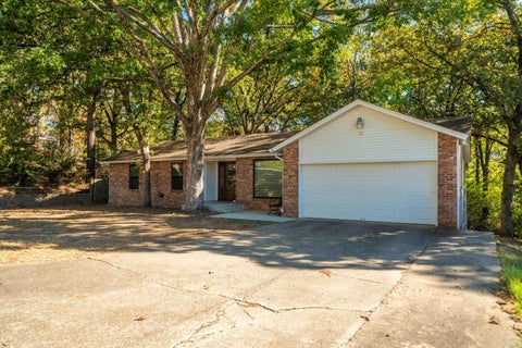 Photo of 102 Southgate Street, Hot Springs, AR 71913 (MLS # 26042787)