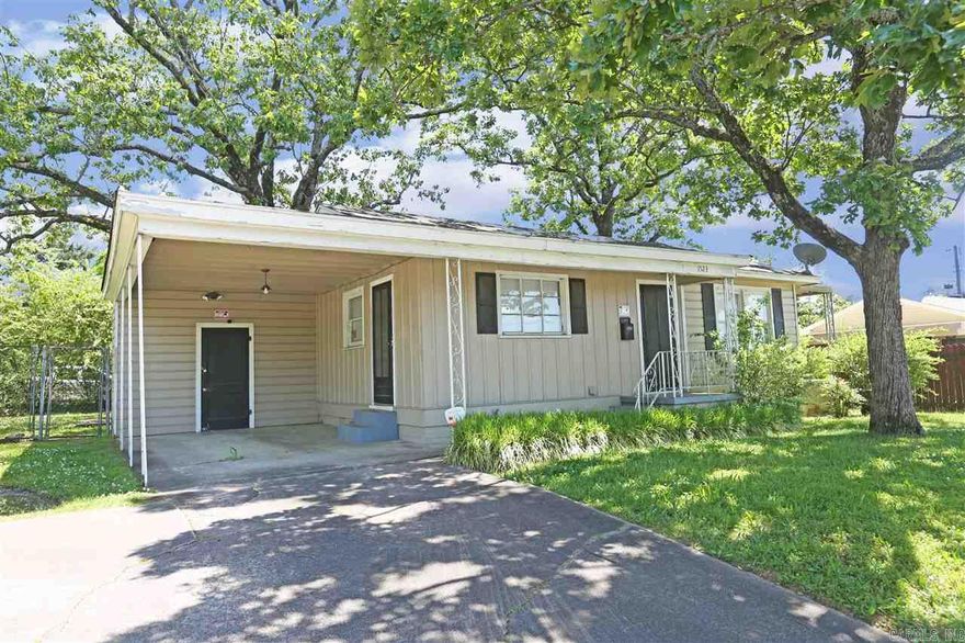 Awesome 2 br, 1 bath home, hardwood floors, fenced backyard, corner property, 1 car carport
