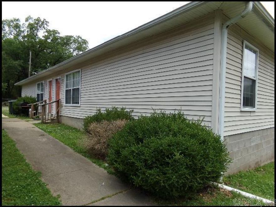 *LITTLE ROCK* CENTRALLY LOCATED NEAR JOHN BARROW!! This 3 Bedroom And 1 Bath Duplex Features 1100 Square Feet! Close To All the Amenities That West Little Rock Offers! Wood/Vinyl Floors Throughout! Range, Refrigerator, And Dishwasher Provided In Kitchen! Washer/Dryer Hookups!! Pad For Parking! BI-WEEKLY LAWN CARE INCLUDED IN RENT DURING GROWING SEASON! PET FRIENDLY!! AVAILABLE MID TO LATE JUNE 2026!!!