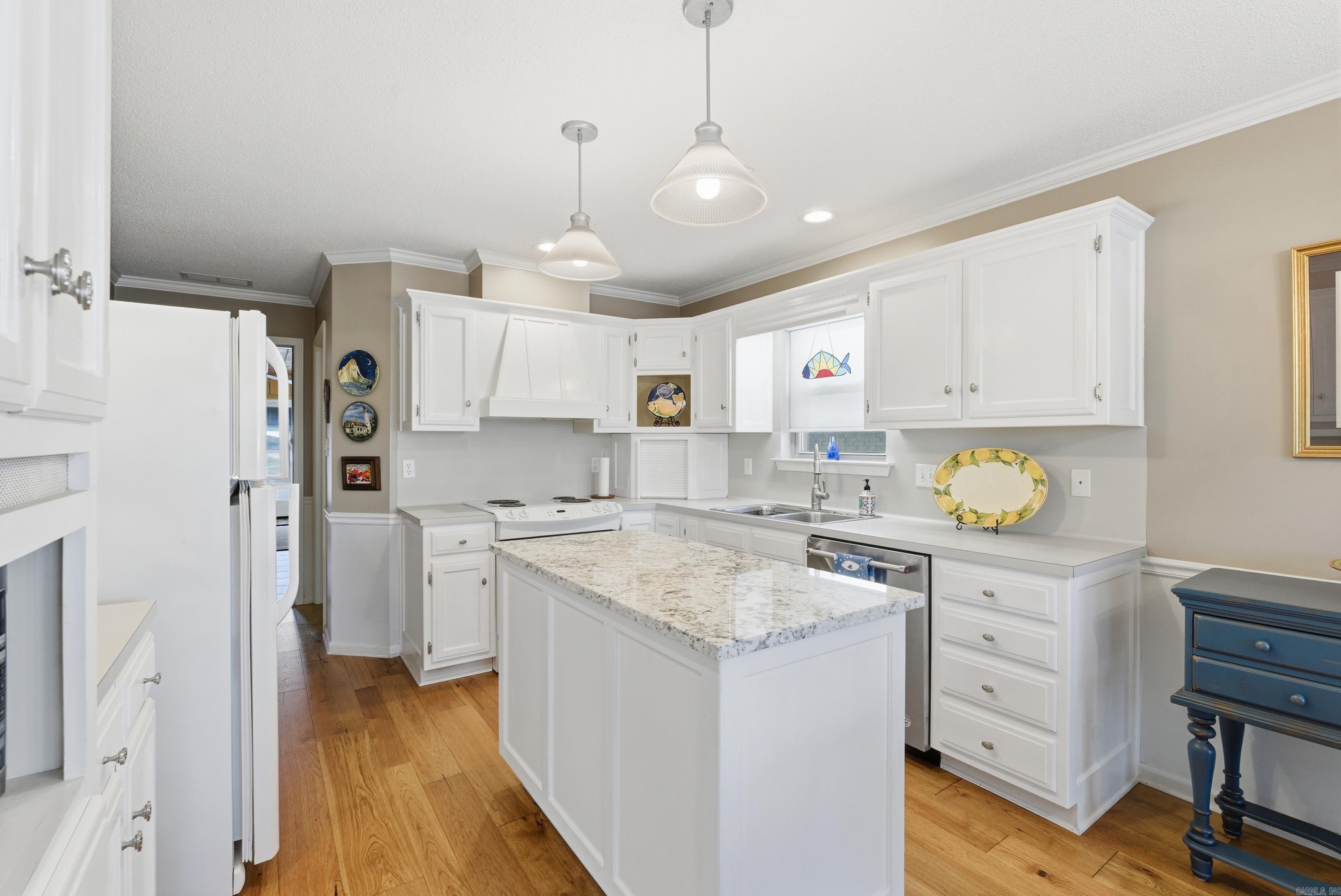 SKYPOINT ESTATES - LAKE - Residential