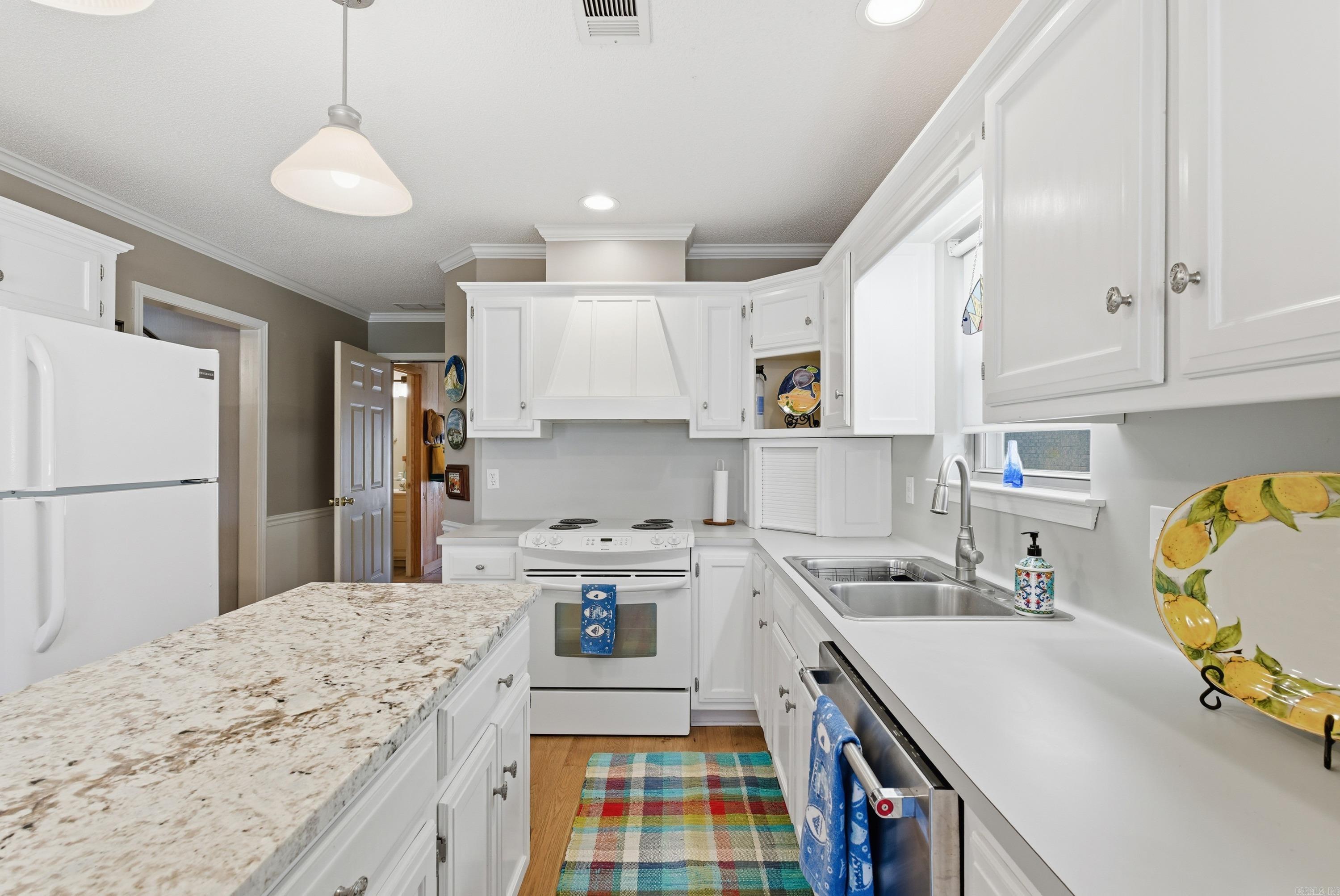 SKYPOINT ESTATES - LAKE - Residential