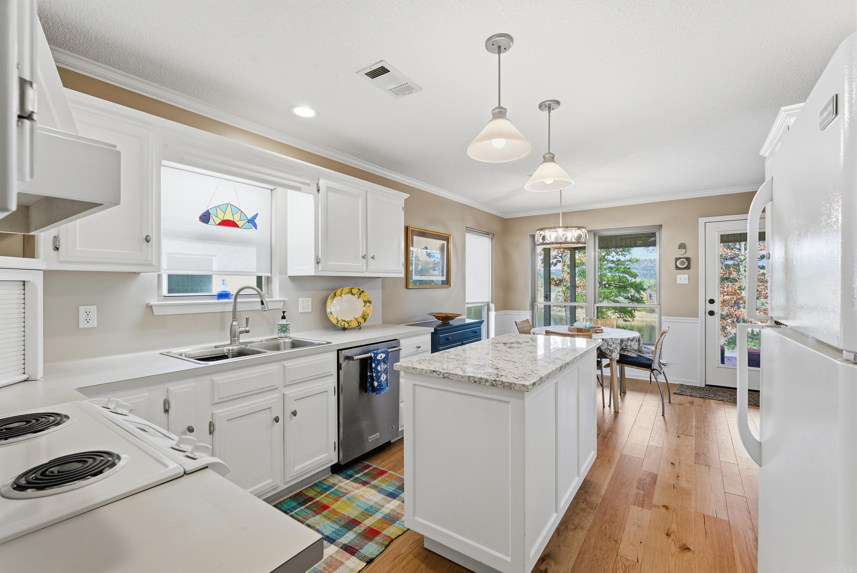 SKYPOINT ESTATES - LAKE - Residential