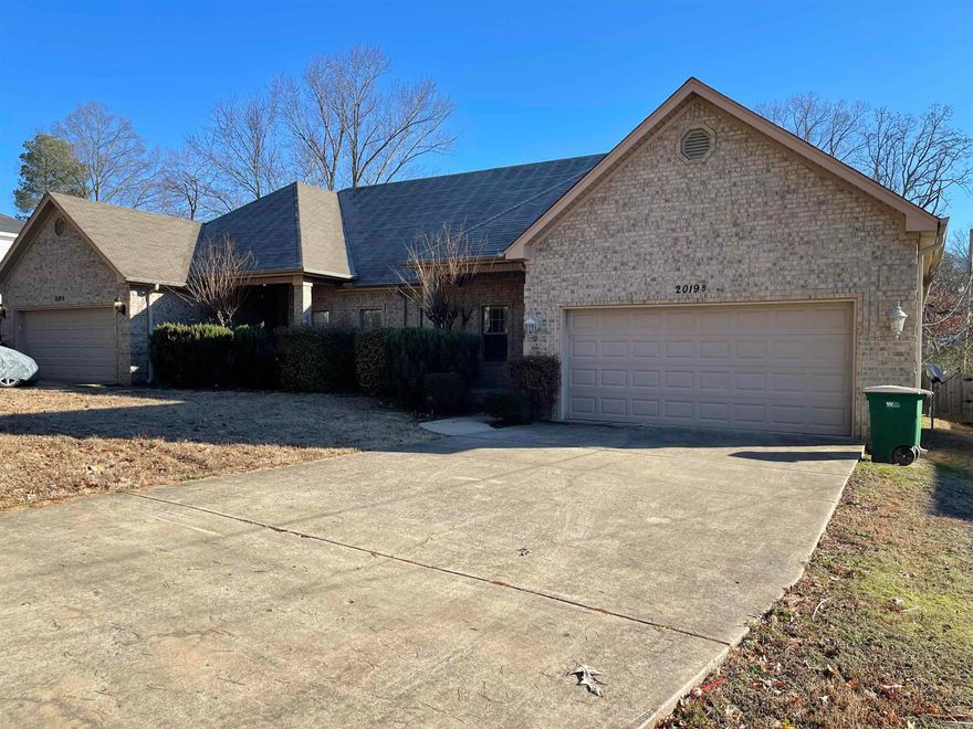 This nicely layed out Apartment features a large great room with tray ceiling and seperate dinning room.   Kitchen has a breakfast room and bar.  Seperate laundry room with storage. Master Bedroom has tray ceiling and features a large bath with soaker tub and shower. Nice size walk in closet. Two additional bedrooms with one having an additional walk in closet.  Two car garage! A large covered porch overlooks a nice sized fenced in yard.