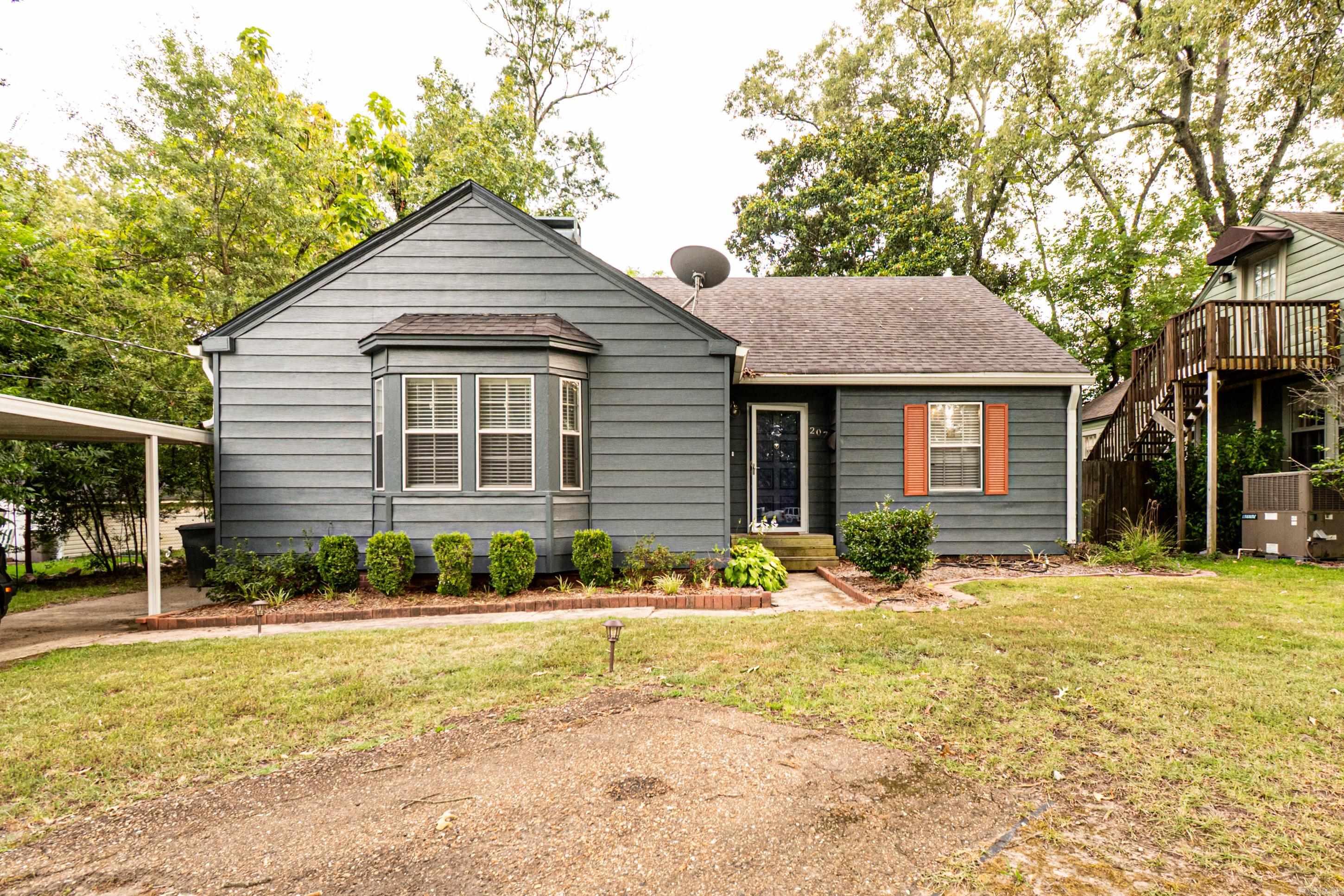 Charming 3-bedroom, 1-bath home in a quiet, convenient neighborhood! Spacious living, updated kitchen, and a large backyard ā perfect for relaxing or entertaining.