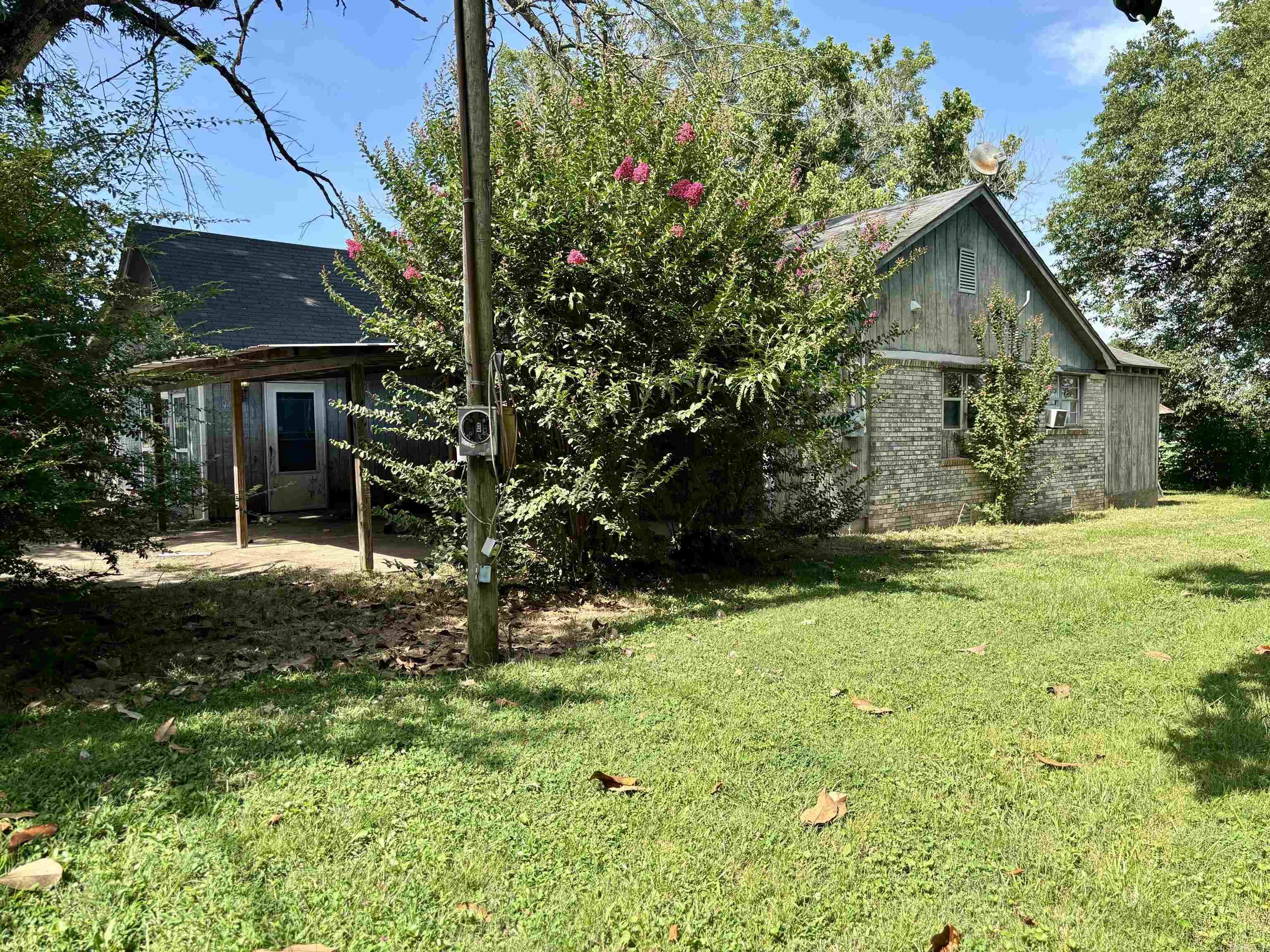 Foreclosure ā Tons of Potential! This 2 bed, 2 bath home offers 2,100± sq. ft. of living space and is perfect for someone ready to renovate and restore. With a spacious layout and solid structure, it's a great opportunity to customize to your style or add to your investment portfolio. Property to be sold in as-is condition. Arvest employees, directors, and their immediate family members are not eligible to purchase Arvest bank-owned properties. Agent see remarks.