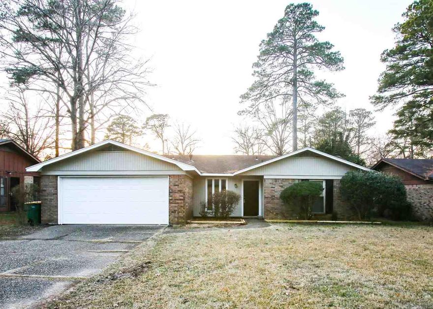 4Bd/2Ba home in Little Rock. Recently Renovated ! Hardwood floors and ceiling fans   Move in Ready !