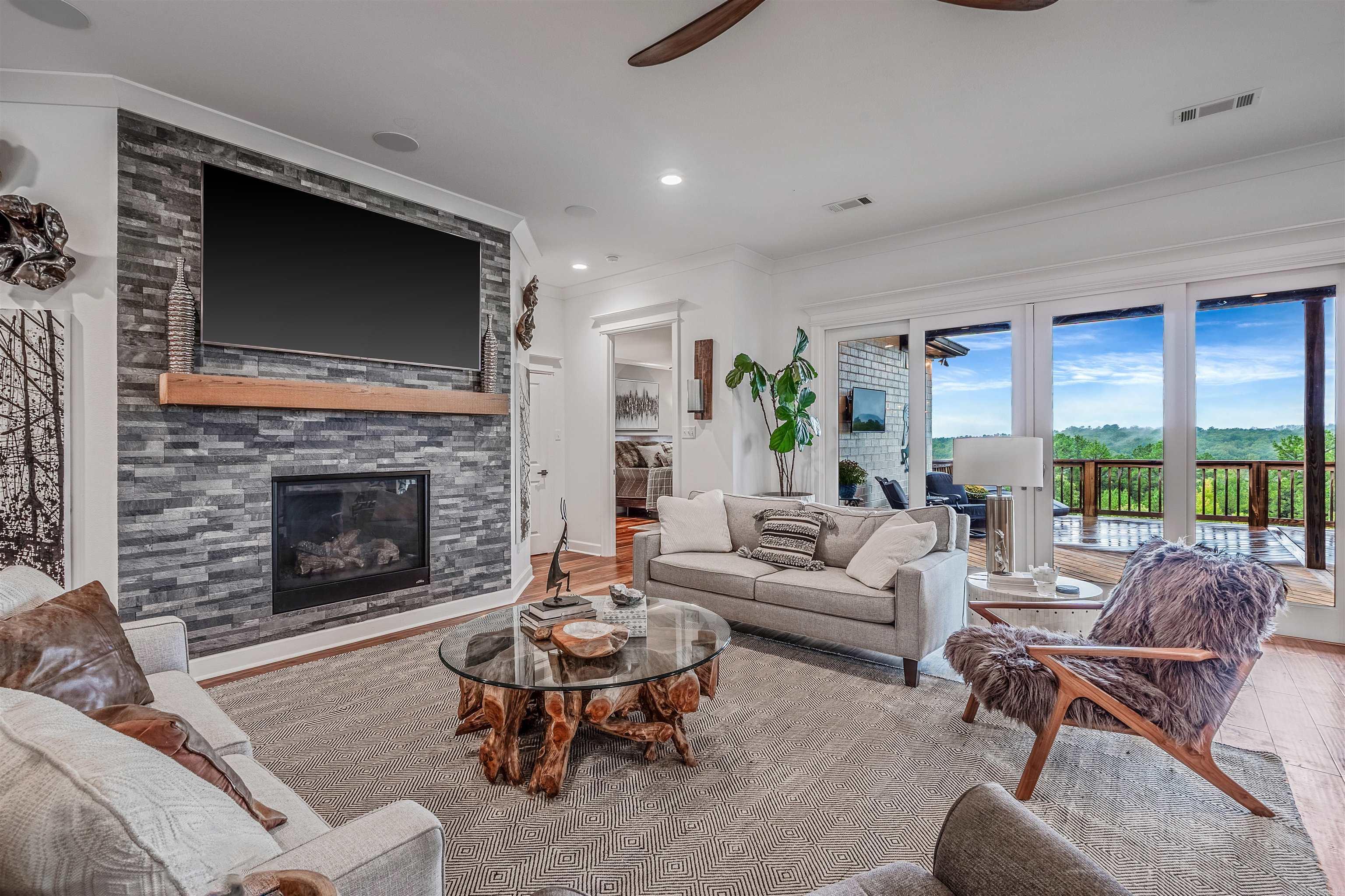 MAJESTIC POINTE - Residential