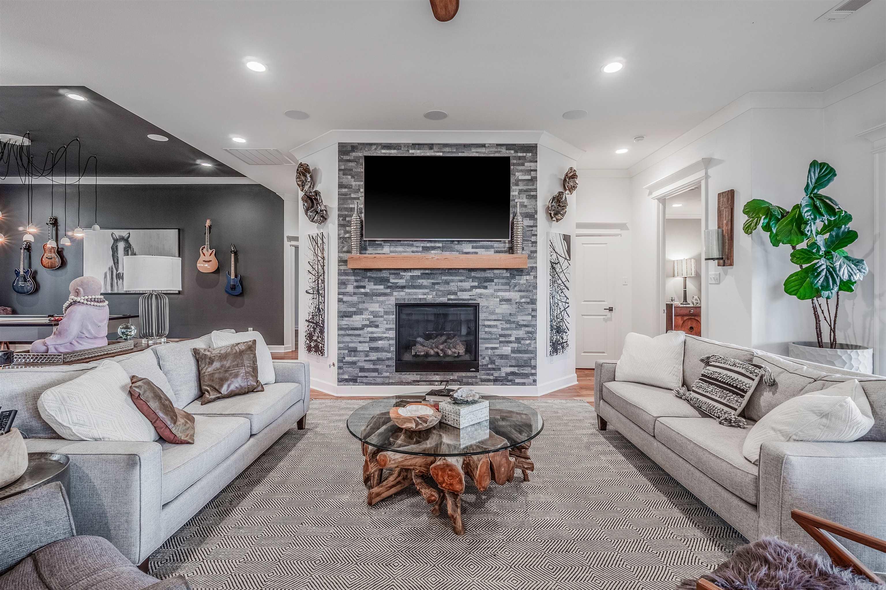 MAJESTIC POINTE - Residential