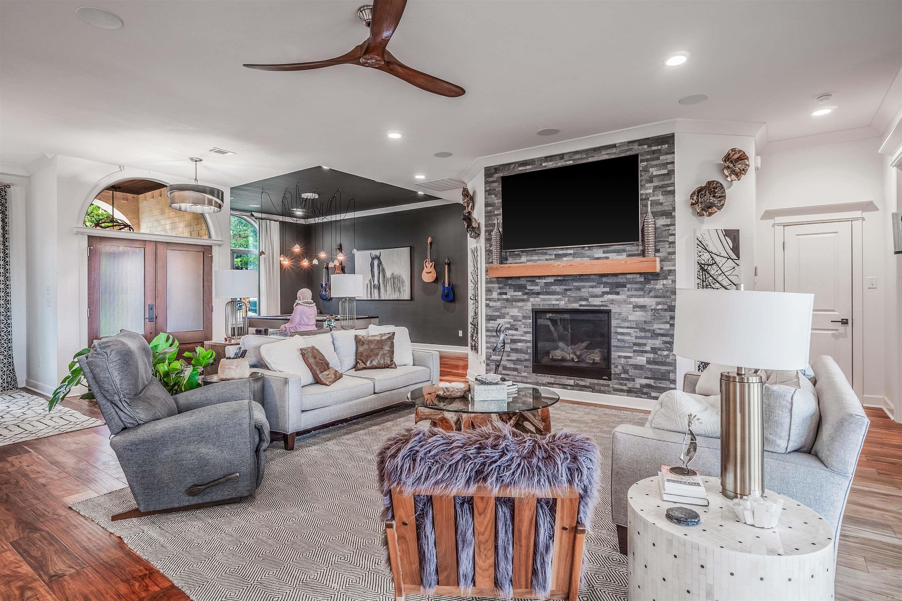 MAJESTIC POINTE - Residential
