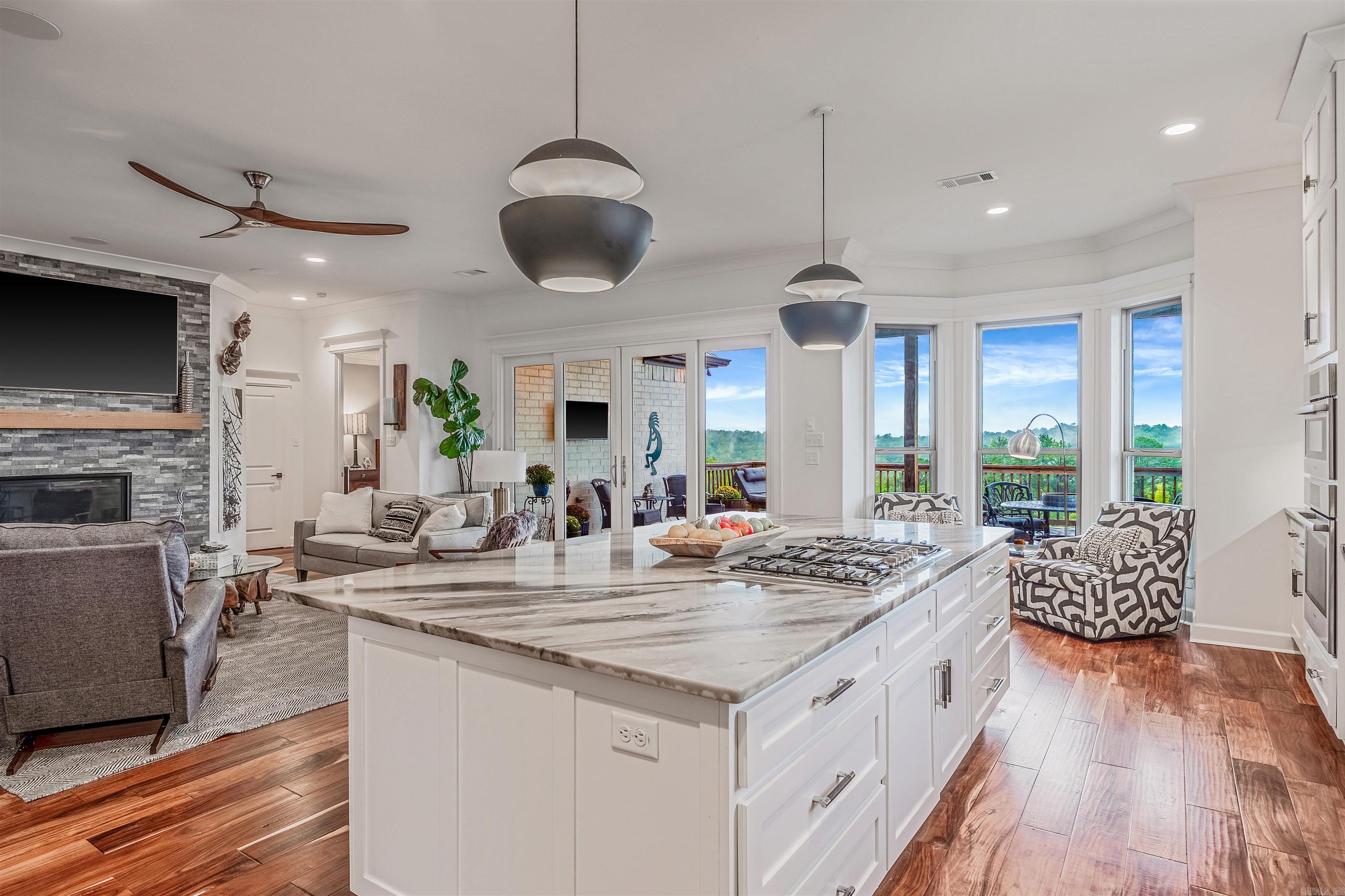 MAJESTIC POINTE - Residential