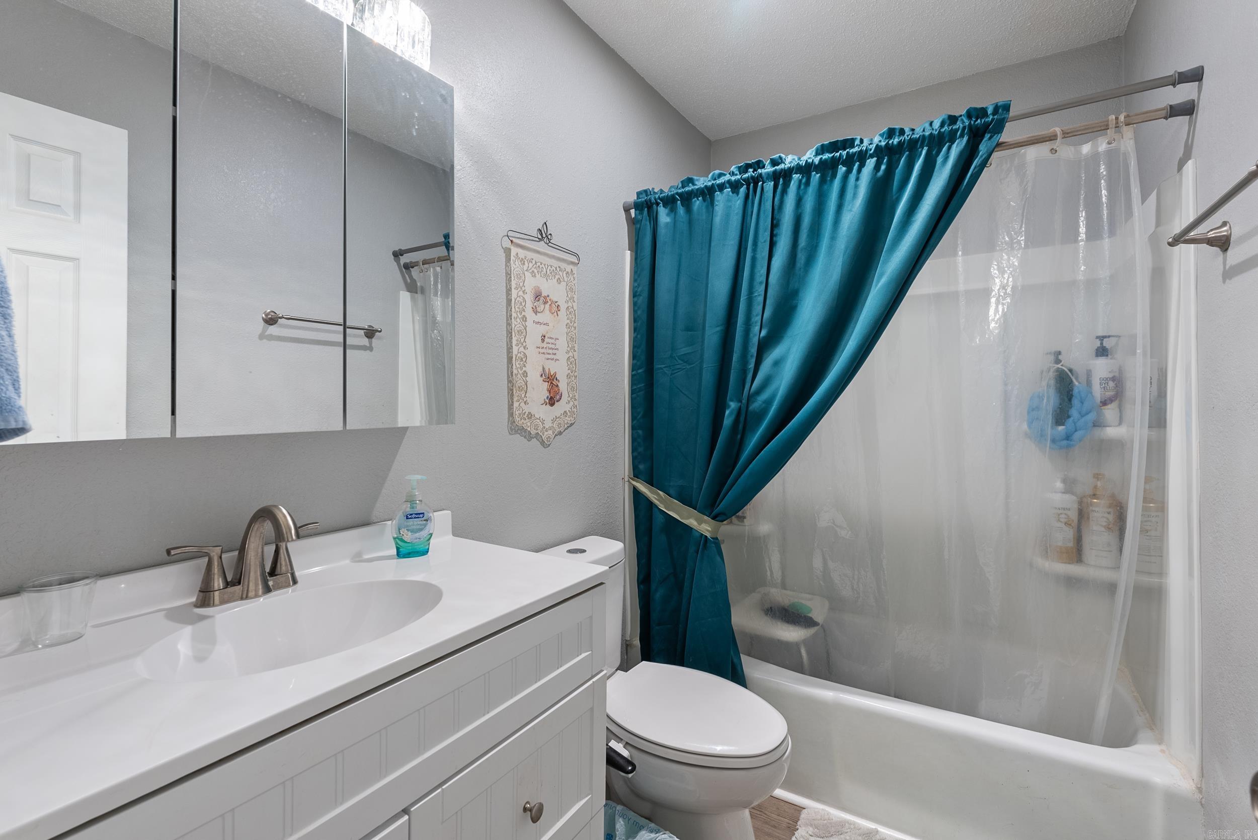 TOWERING OAKS - Residential