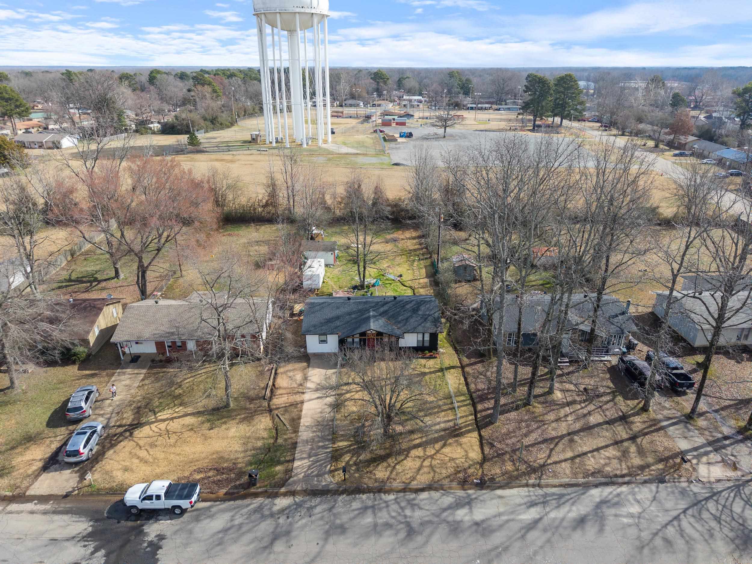 TOWERING OAKS - Residential