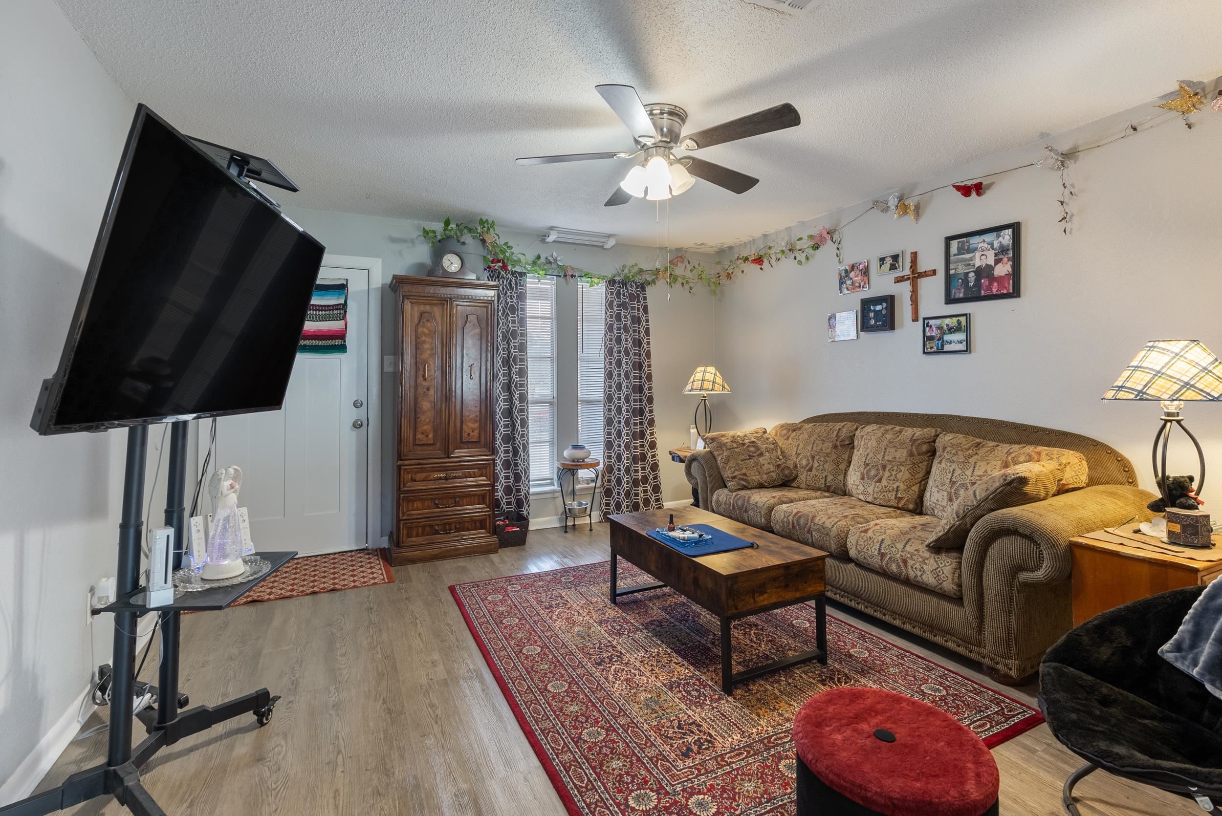 TOWERING OAKS - Residential