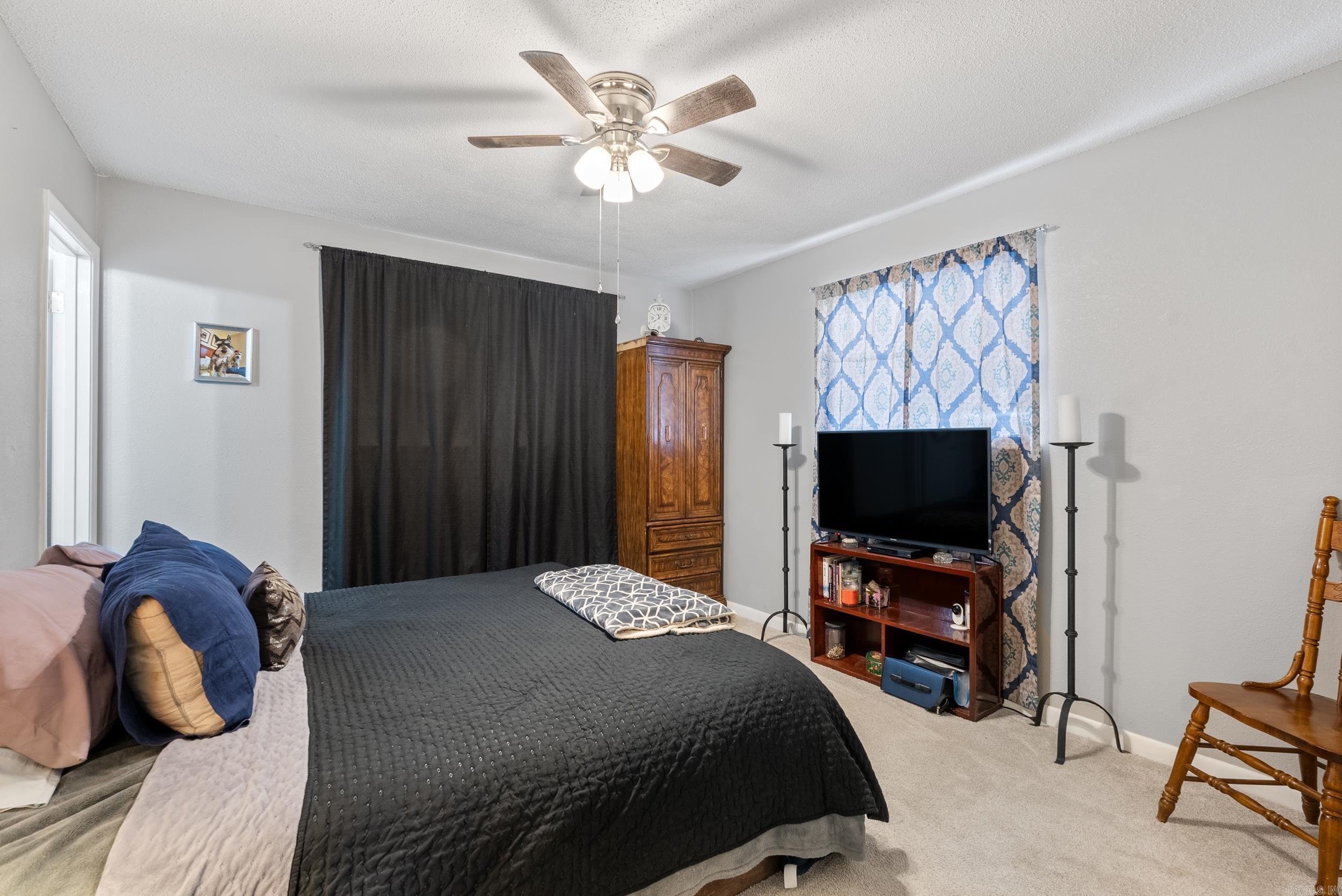 TOWERING OAKS - Residential