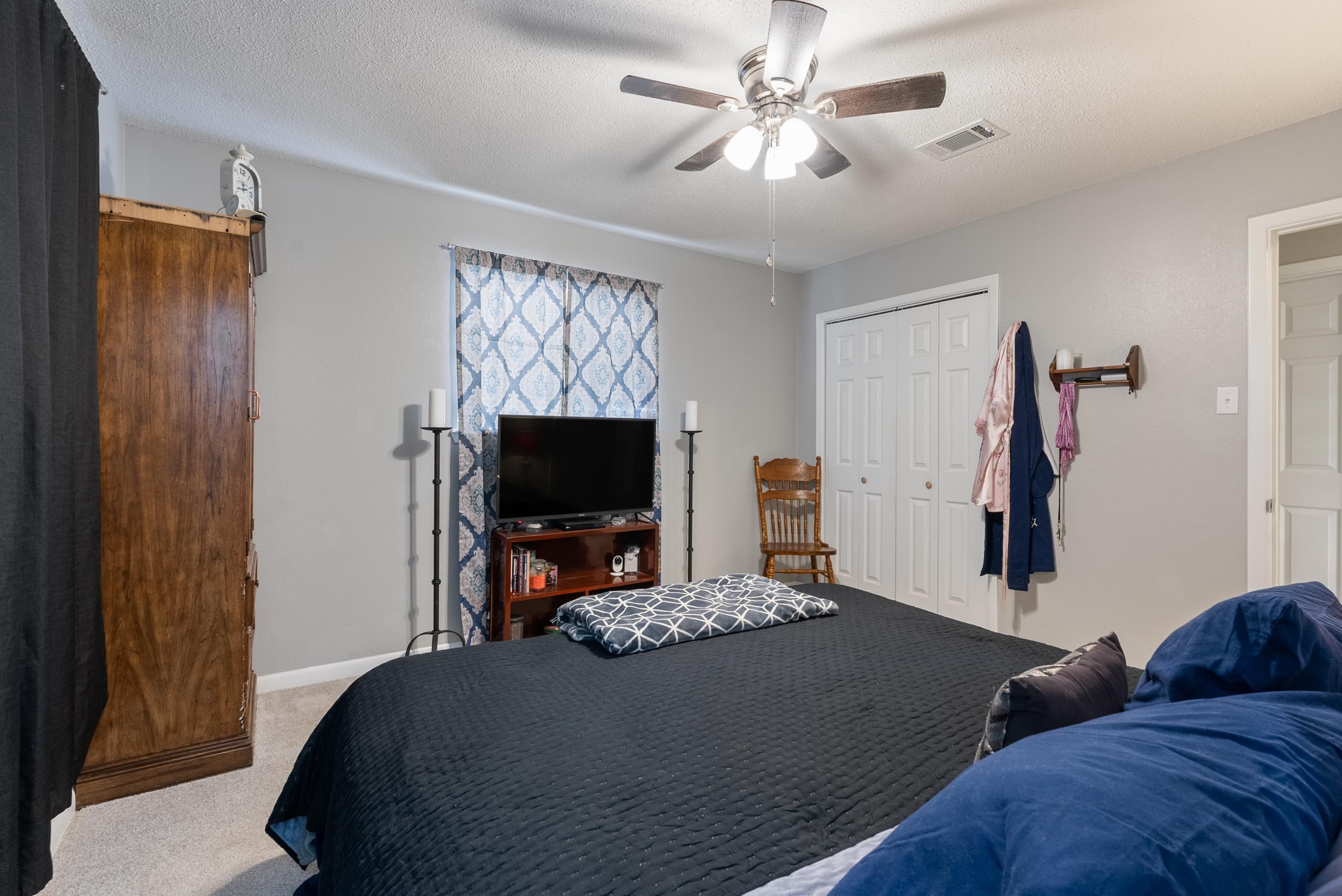 TOWERING OAKS - Residential