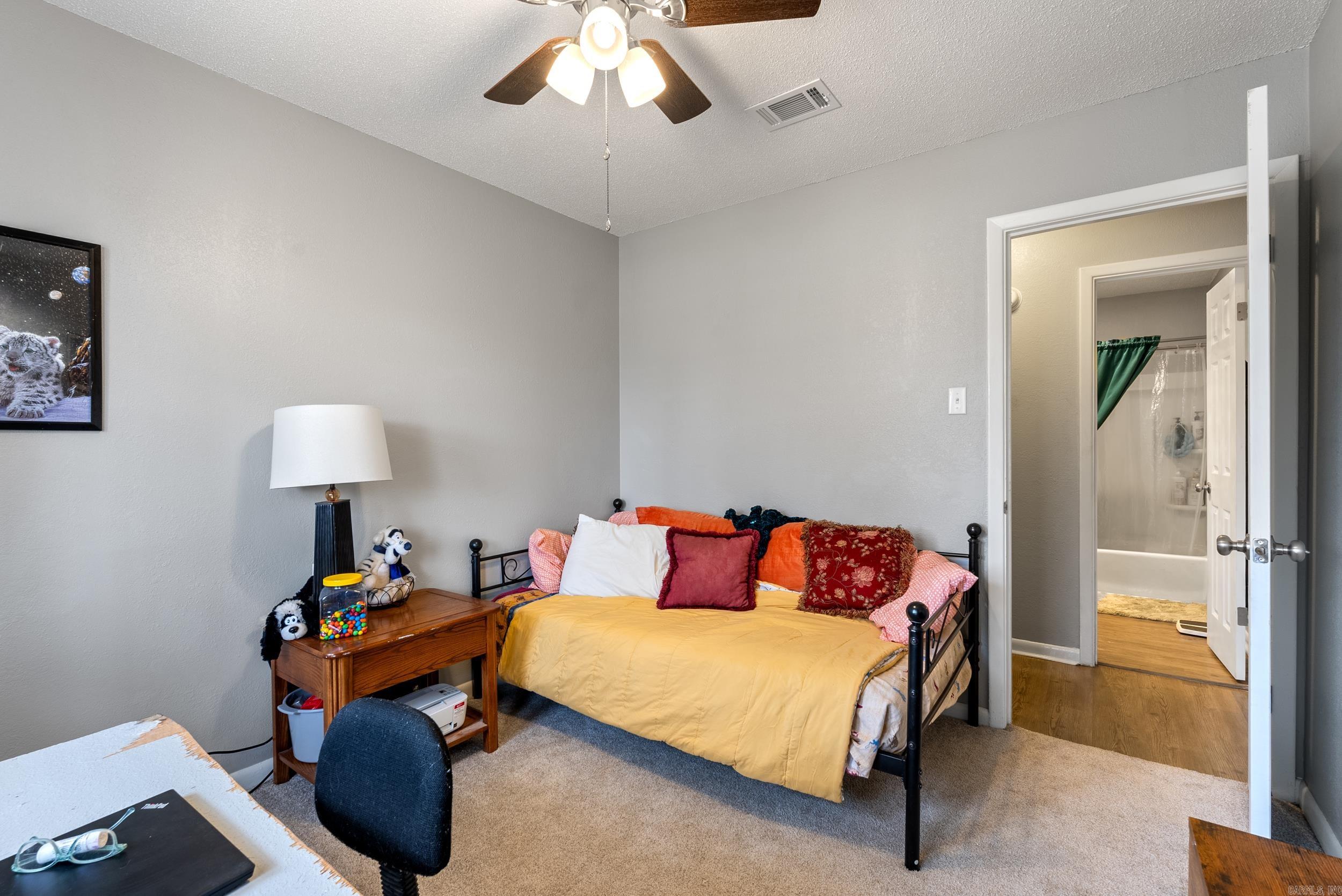 TOWERING OAKS - Residential